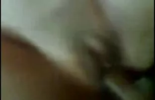 在朋友去上班之前，她设法睡觉并跳上他的鸡巴