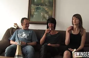 我向一对朋友提供了一对他妈的，他的贪得无厌的美丽配偶
