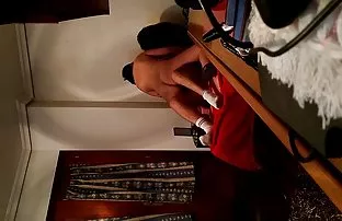 比赛结束后，女子足球运动员在更衣室向失败的球员投降。