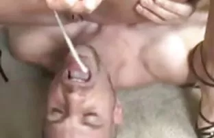 顽皮的金发女郎嘲笑另一个性别的男朋友