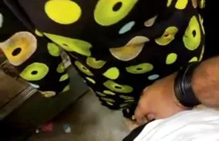 一个牢房中的囚犯紧紧地乱搞一个黑发公鸡警卫
