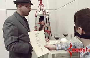 穿着长袜的豪华妓女为客户提供皇室口交服务