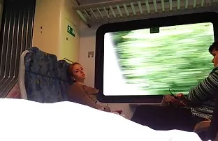 继女与她心爱的继母分享了她富有弹性的男朋友