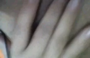 金发女郎抓住手淫，所以她不得不吮吸