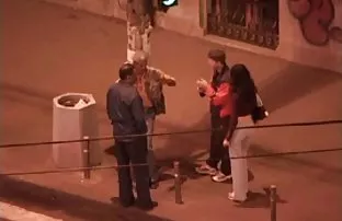 皮肤黝黑的女孩和一个有吸引力的女朋友给了一个三人组