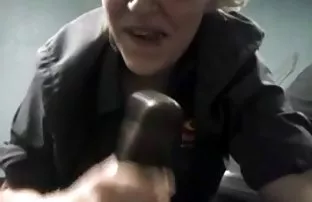 诱人的金发女郎在与一个男人发生性关系之前抽出剃光的阴部