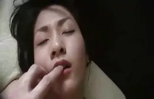 为了盗窃，他不仅用鞭打，而且用他的大螺栓惩罚学生