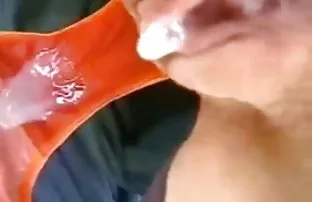在冥想期间，黑人看到了一位强大的阴茎瑜伽教练