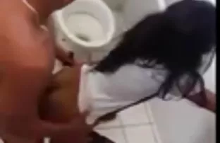 布鲁内特抓住她的朋友与一个男人发生性关系，并要求团体性交