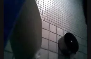 饥肠辘辘的男人脱掉了两个荡妇，并在所有位置都有一只小鸡