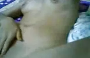 把她的内裤推到一边，诱惑了一个男人的阴部