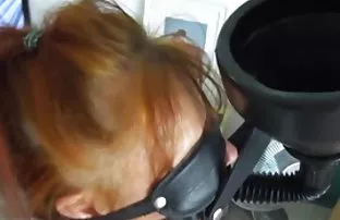 他变成了一个强盗，并在办公室里残酷地操他的老板