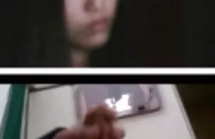 这个黑发女郎从一个男人身上拿了一朵花，然后让自己变成了一个弹性屁股。