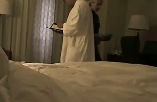 一个情人从她的肛门女朋友身上抽出一只阴茎，并将她的屁股种在一个鸡巴上